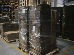 重型纸箱包装由耐用的褶皱纤维板制成，具有高耐用性、环保和轻量等特点。用于商业装运、搬家和储存。箱子大小、耐重性、价格和环保因素等可根据需求定制，适应不同场景和物品需求。重型纸箱是一种实用、环保、经济实惠的包装材料。